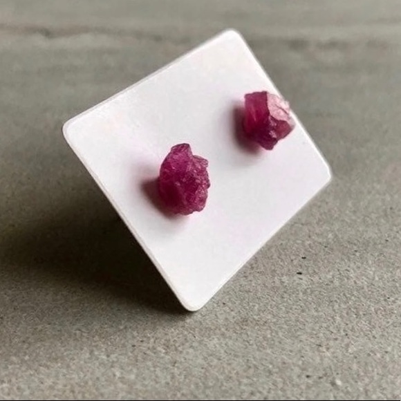 🆕 New Raw Pink Tourmaline Crystal Stud Gemstone Earrings - Picture 2 of 7